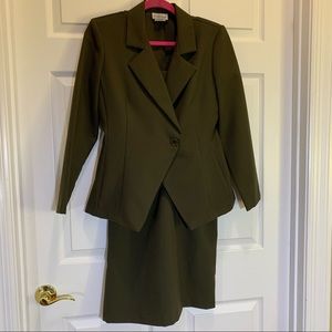 Breakin’ Loose Forest Green 3 Piece Skirt Set Size 7/8